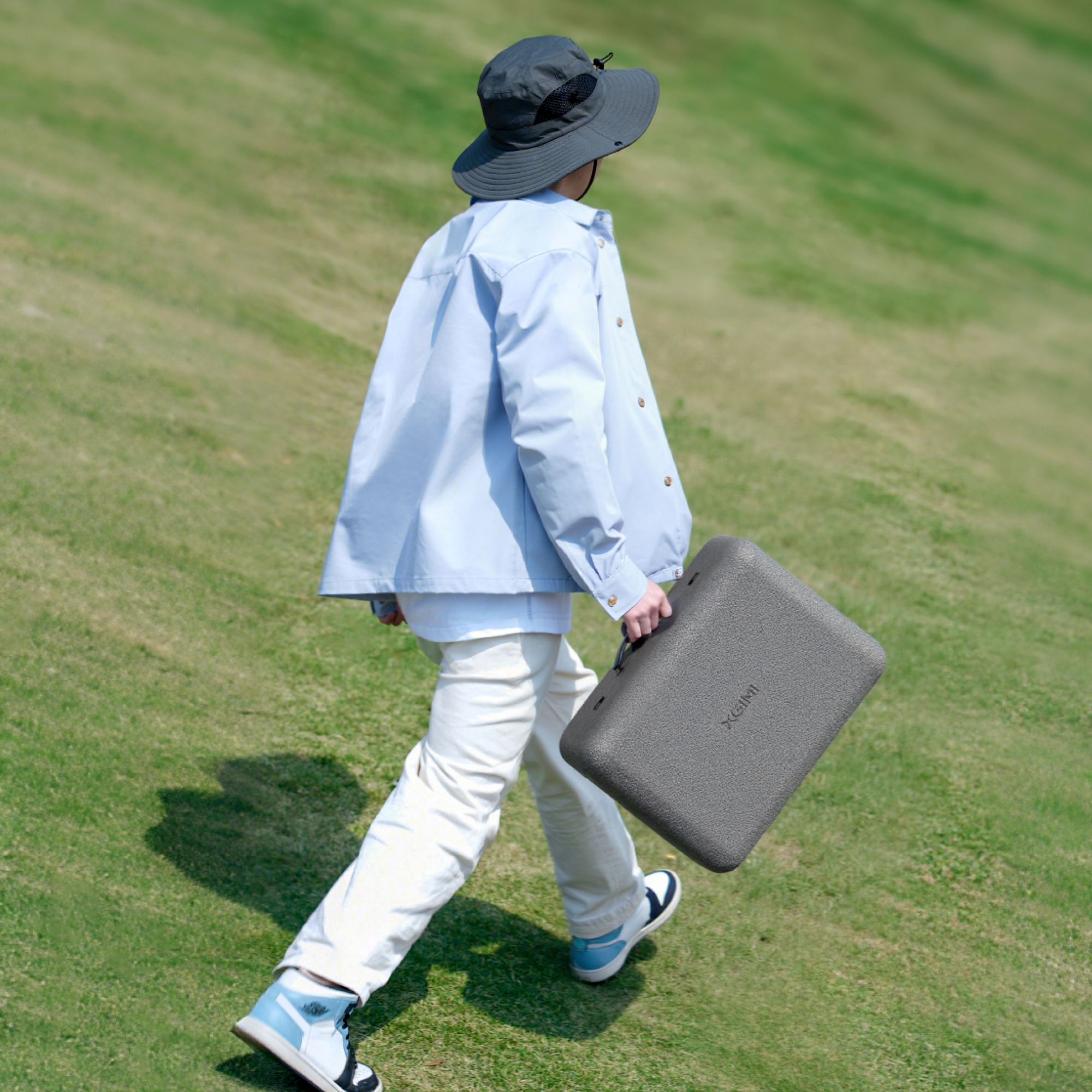 XGIMI MoGo 4 Laser Kit Proyector al aire libre para la transmisión en movimiento: Pequeño proyector láser, pantalla portátil, soporte de suelo/banco de energía y filtros creativos.